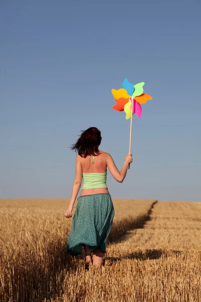 Buğday tarlasında rüzgar türbini olan kız — Stok fotoğraf