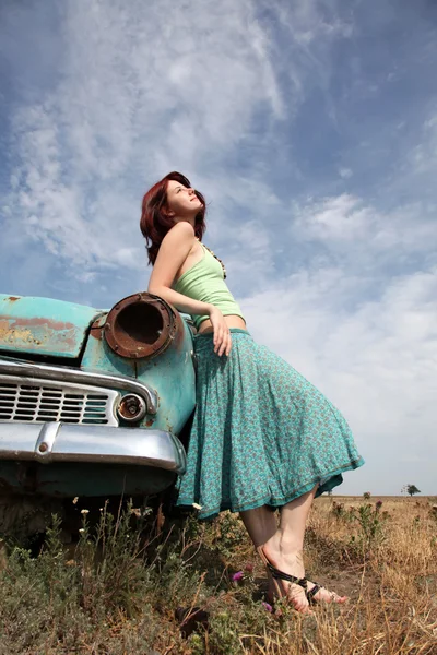 Chica cerca de coche viejo . — Foto de Stock