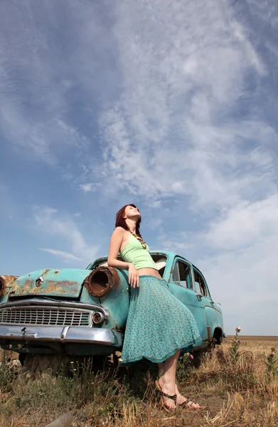 Girl near old car. — Stock Photo, Image