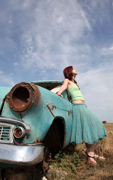 Dziewczyna, w pobliżu starego samochodu. — Zdjęcie stockowe