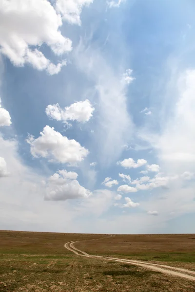 Landsväg och vackra moln — Stockfoto