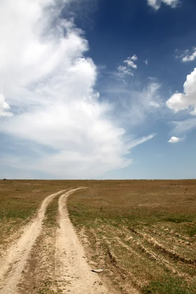 Landweg en mooie wolken — Stockfoto