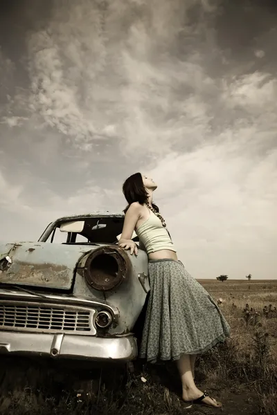 Dziewczyna, w pobliżu starego samochodu, Zdjęcie w stylu vintage — Zdjęcie stockowe