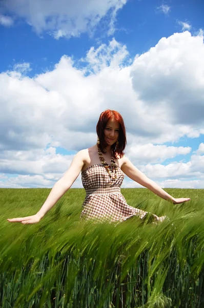 Mooie jonge meisje op het groene veld — Stockfoto