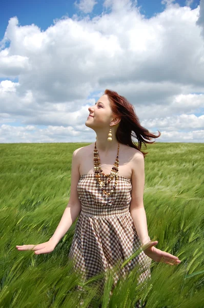 Όμορφη νεαρή κοπέλα στο πράσινο πεδίο — Φωτογραφία Αρχείου