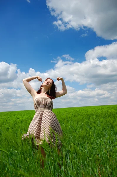 Красивая молодая девушка на зеленом поле — стоковое фото