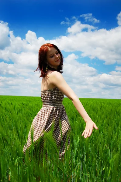 Piękna, młoda dziewczyna na zielone pole — Zdjęcie stockowe
