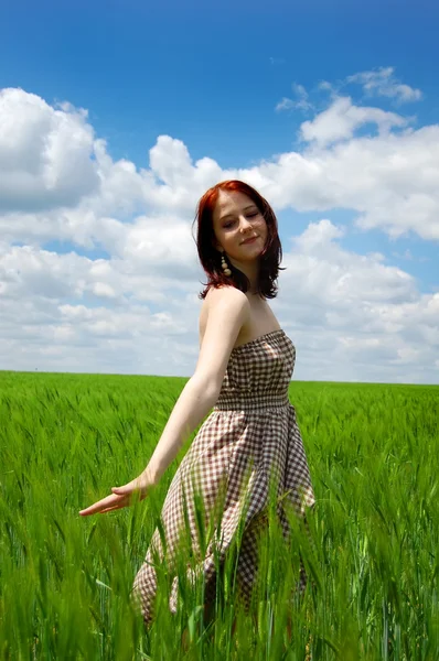 Hermosa joven en el campo verde — Foto de Stock