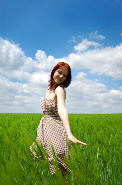 Όμορφη νεαρή κοπέλα στο πράσινο πεδίο — Φωτογραφία Αρχείου