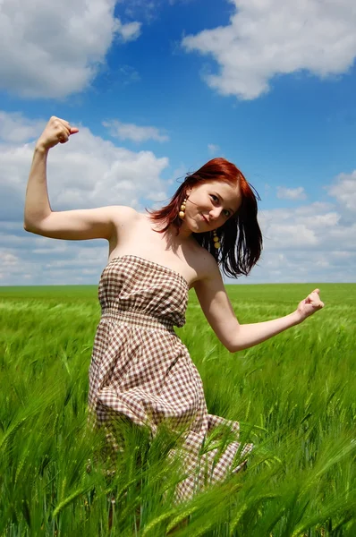 Vacker ung flicka på gröna fält — Stockfoto