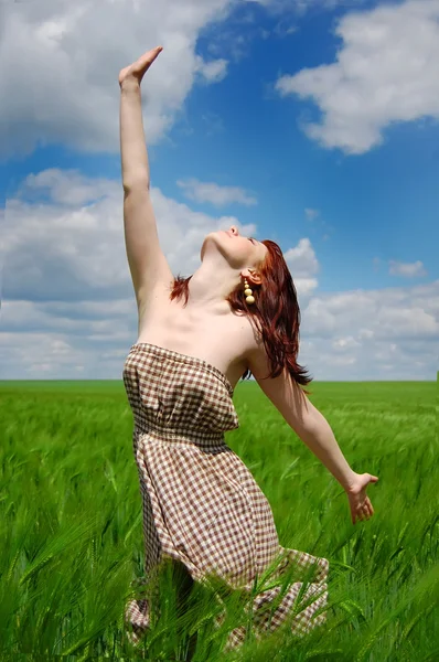 Mooie jonge meisje op het groene veld — Stockfoto