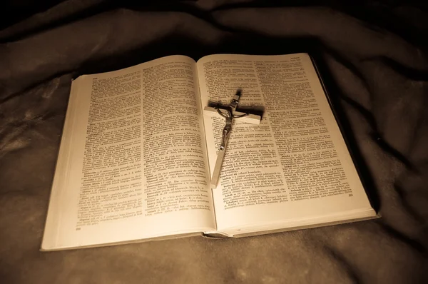 Briller au livre avec crucifixion — Photo