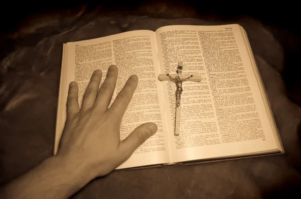 Libro con crucifixión y mano — Foto de Stock