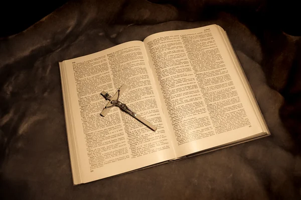 Briller au livre avec crucifixion — Photo