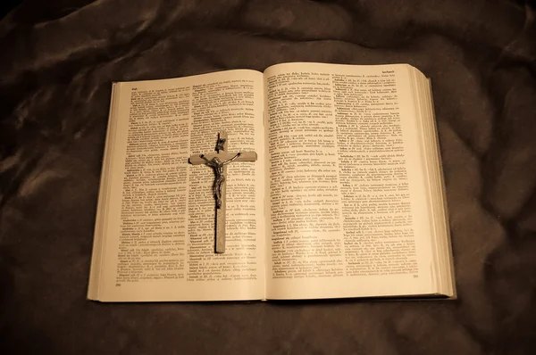 Resplandor en el libro con crucifixión — Foto de Stock