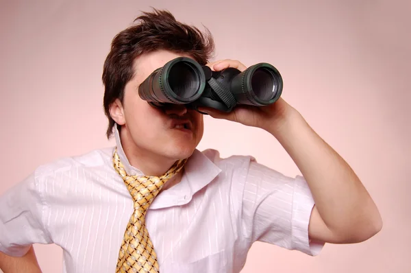 Rapaz com binocular. Estúdio . — Fotografia de Stock