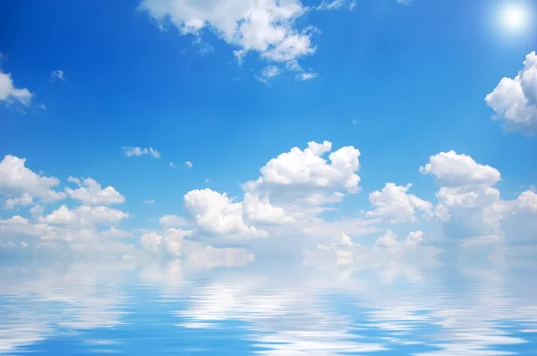 Облака над абстрактной водой . — стоковое фото