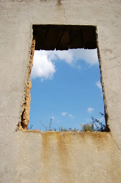 Visa på sky genom fönster — Stockfoto