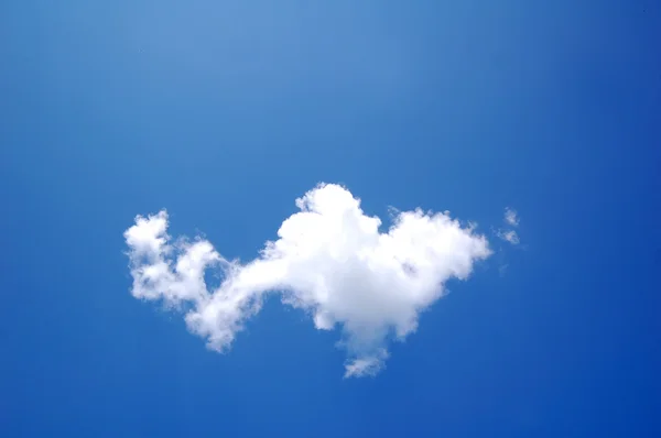 Σύννεφα σχήμα στο blue sky — Φωτογραφία Αρχείου