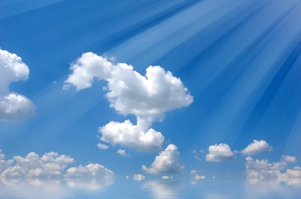 Clouds in sky over water. — Stock Photo, Image