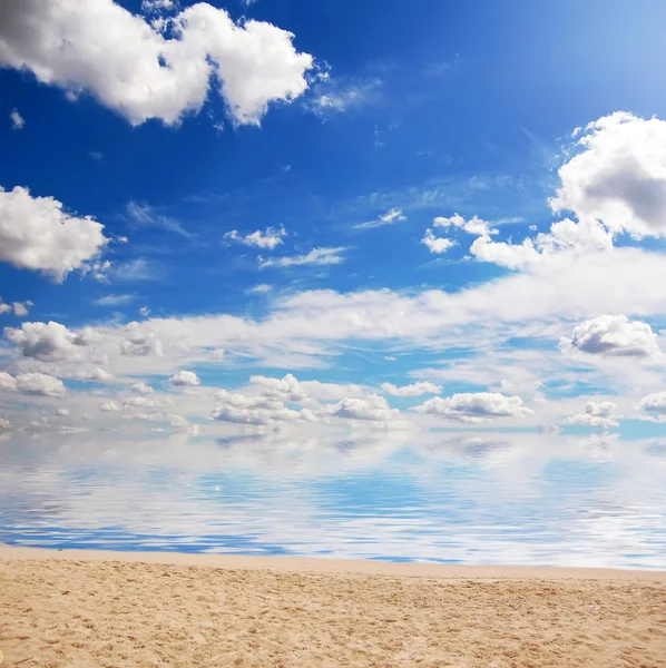 Water en zand strand. abstracte achtergrond. — Stockfoto