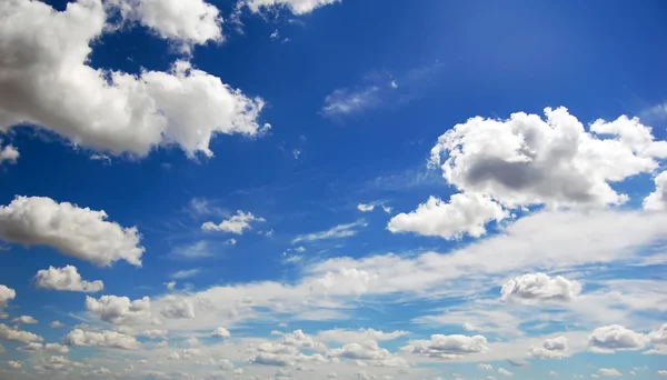 Schöne Wolken am Himmel für Hintergrund. — Stockfoto