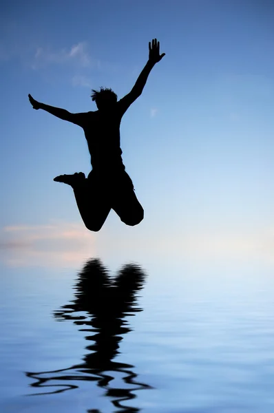 Fantástico salto sobre el agua — Foto de Stock