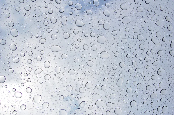 Gotas de agua en una ventana del techo del coche — Foto de Stock