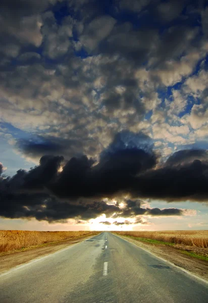 Carretera y cielo. Foto de fondo . — Foto de Stock