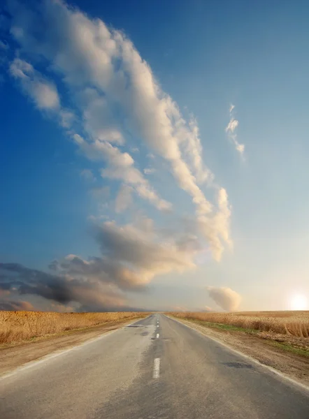 Straße und Himmel. Hintergrundbild. — Stockfoto