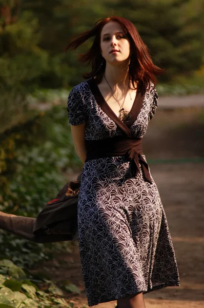 Junge Frau in einem Park — Stockfoto