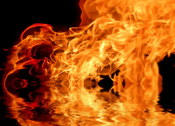 Ogień nad wodą na tle. — Zdjęcie stockowe