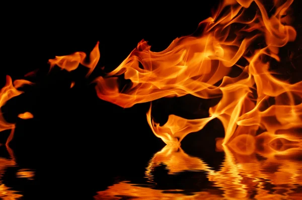 Ogień nad wodą na tle. — Zdjęcie stockowe