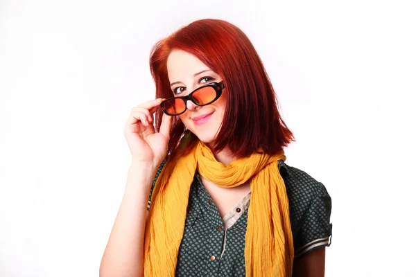 Menina de cabelos vermelhos com óculos de sol — Fotografia de Stock