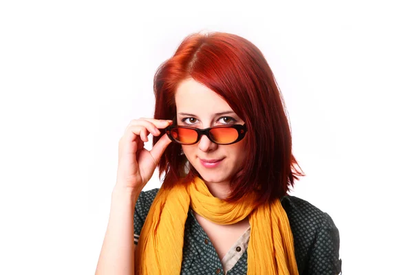 Rödhårig tjej med solglasögon — Stockfoto