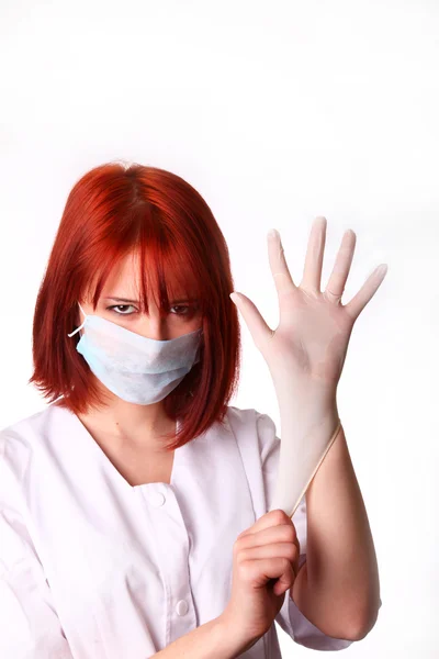 Rödhårig sjuksköterska med handske — Stockfoto