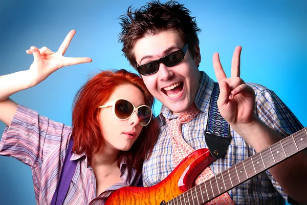 Mode jongen en meisje met gitaar whow ok — Stockfoto