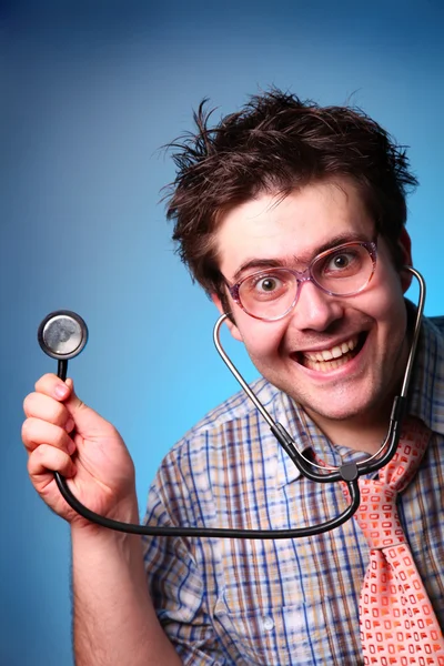 Смешной доктор медицины с помощью статоскопа — стоковое фото