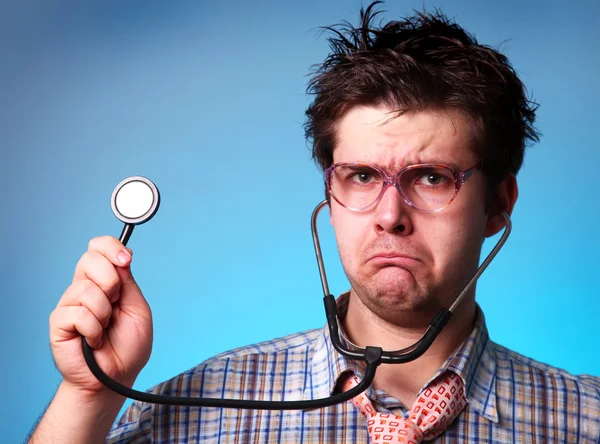 Смешной доктор медицины с помощью статоскопа — стоковое фото