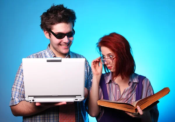 Fille avec vieux livre et garçon avec ordinateur portable — Photo