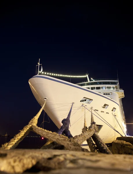 Ozeandampfer im Hafen von Odessa am Sommerabend. — Stockfoto