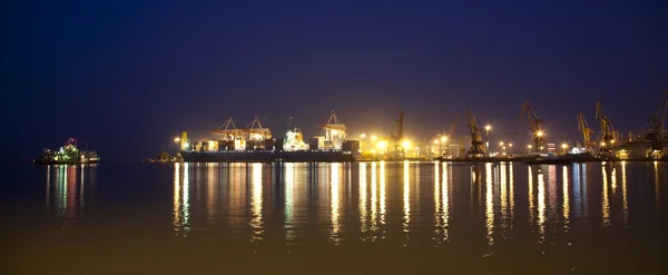 Buque de carga en el puerto por la noche — Foto de Stock