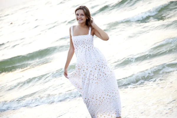 Красивая молодая женщина стоит на пляже — стоковое фото