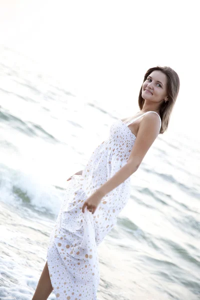 Mujer bastante joven de pie en la playa — Foto de Stock