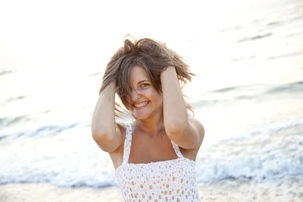 Mujer bastante joven de pie en la playa —  Fotos de Stock