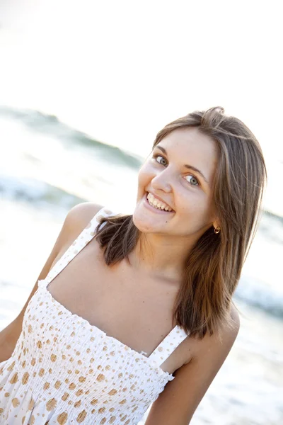 Csinos fiatal nő áll a tengerparton — Stock Fotó