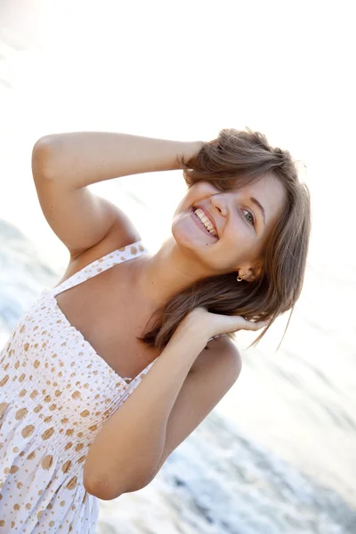 Красивая молодая женщина стоит на пляже — стоковое фото