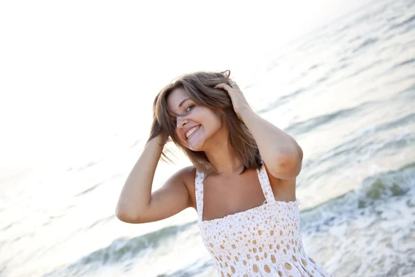 Kumsalda duran güzel genç bir kadın — Stok fotoğraf