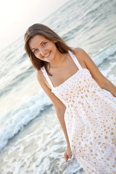Kumsalda duran güzel genç bir kadın — Stok fotoğraf