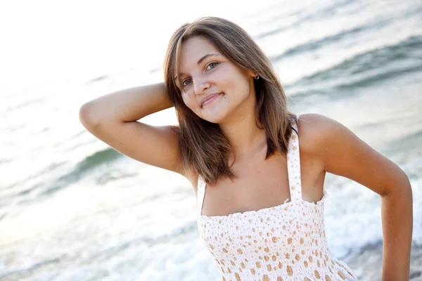 Hezká mladá žena stojící na pláži — Stock fotografie